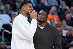 老詹再次发声：对媒体批评自己却宽容字母哥安排兄弟的做法感到愤怒。